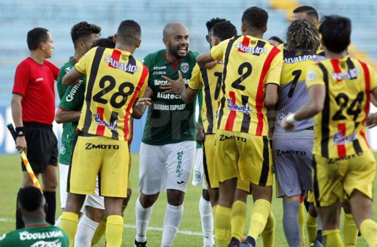El defensa brasileño del Marathón, Caue Fernandes, se desquició al final del partido y armó la bronca a los jugadores del Real España.