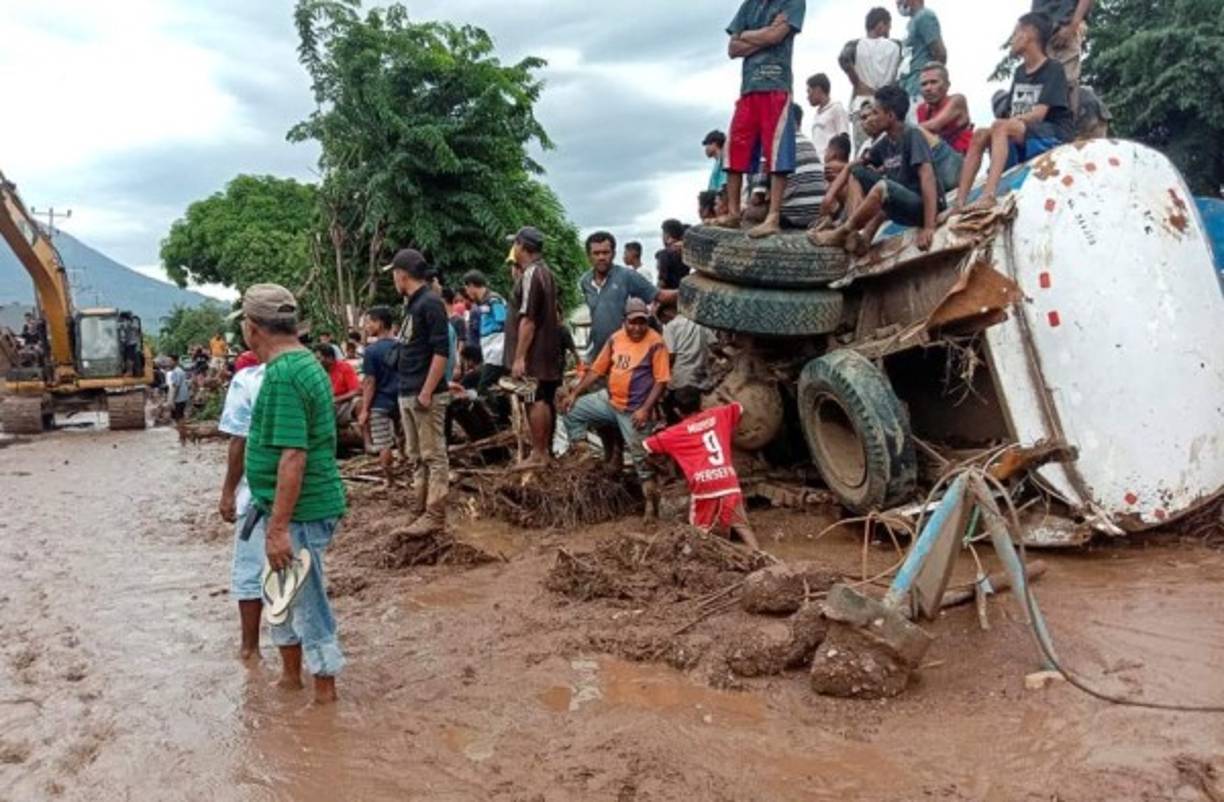 Pobladores yacen en las calles ante la tempestad. Imploran asistencia humanitaria.<br/>