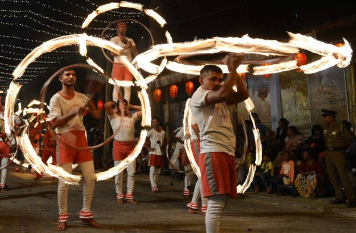Bailarines de Sri Lankan practican una danza de fuego durante la procesión por el festival de Navam en Colombo.