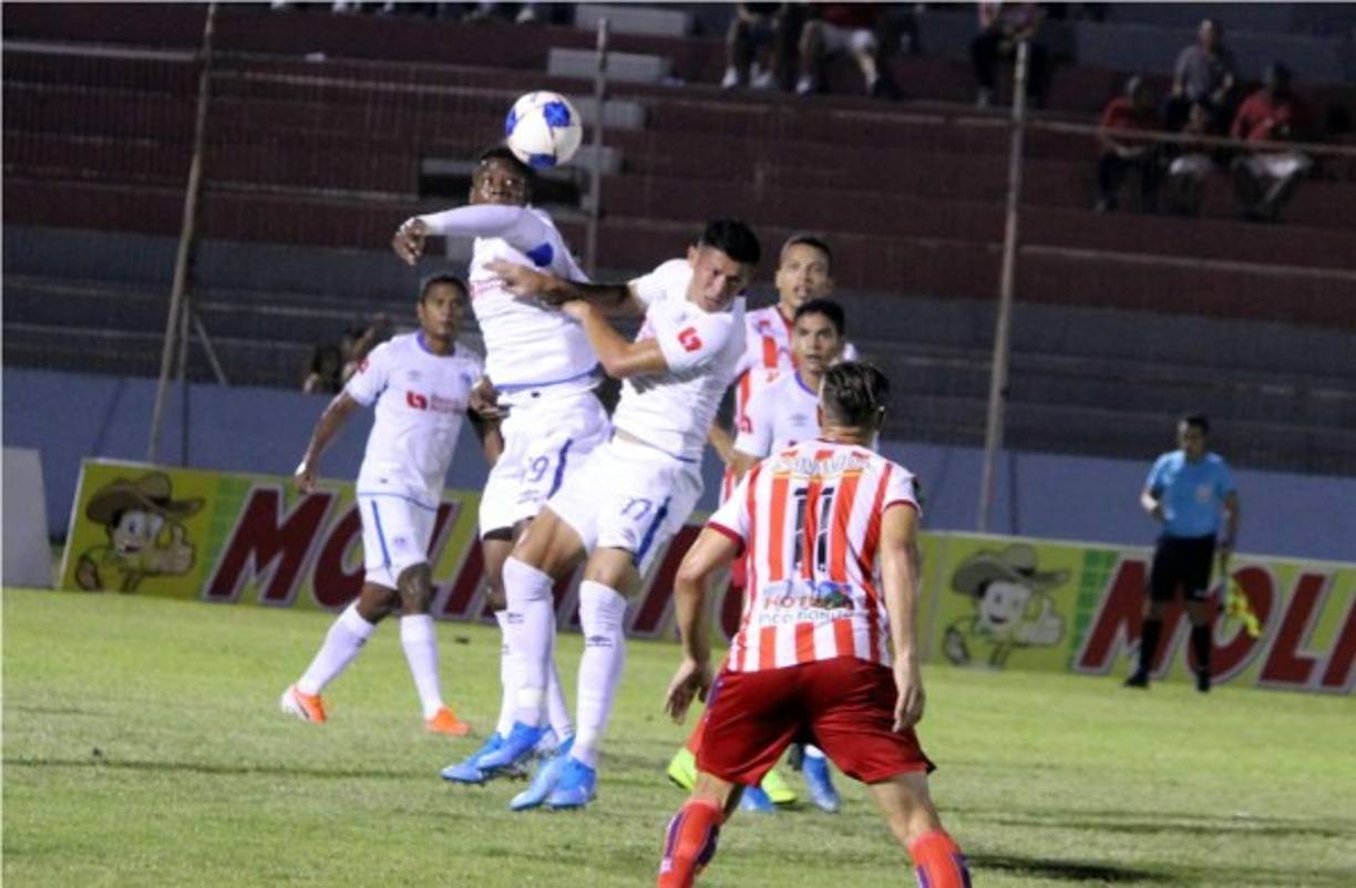 Yustin Arboleda quiso despejar el balón con la cabeza, pero le cayó en el brazo y el árbitro pitó penal a favor del Vida.