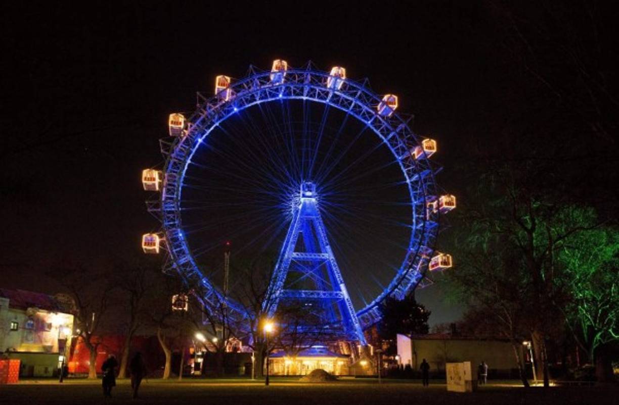 Austria. Un gesto para Finlandia. La noria gigante en Prater park es iluminada en Viena, en homenaje al centenario de independencia de Finlandia.