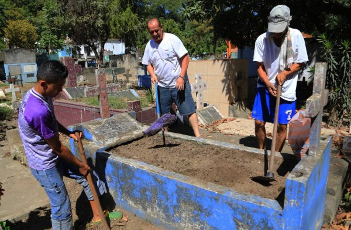 Ganar dinero ayudando en las mejoras de las tumbas, como esta en el cementerio de La Puerta, es una opción para varios hondureños que ven en el Día de los Muertos una opción para enfrentar la crisis.