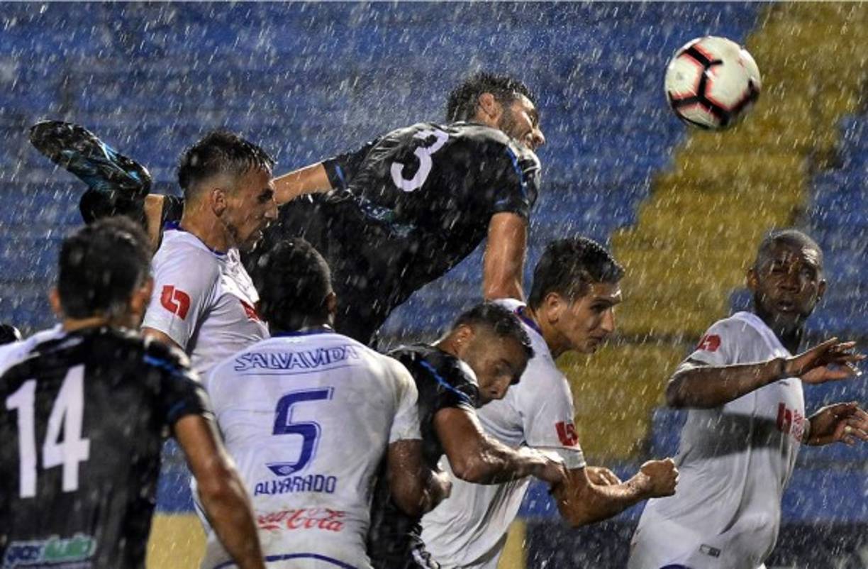 En el segundo tiempo del partido empezó a llover. Nicolas Samayoa de Comunicaciones le gana en el salto a Johnny Leverón.
