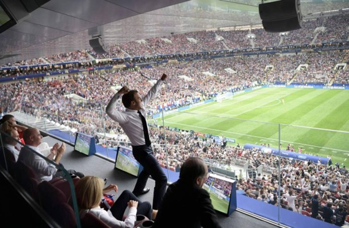 El presidente de Francia, Emmanuel Macron, celebró como todo un aficionado los goles de su selección.