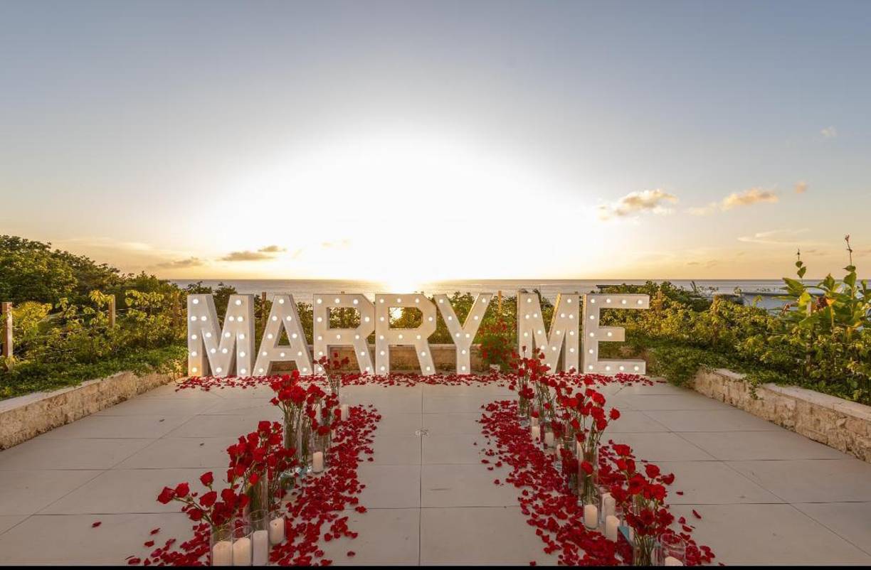 Cabe mencionar que, la pedida de matrimonio de Alejandra Rubio contaba con un camino lleno de rosas y un gran letrero que decía “Merry me”, además del anillo como señal de su fiel amor.