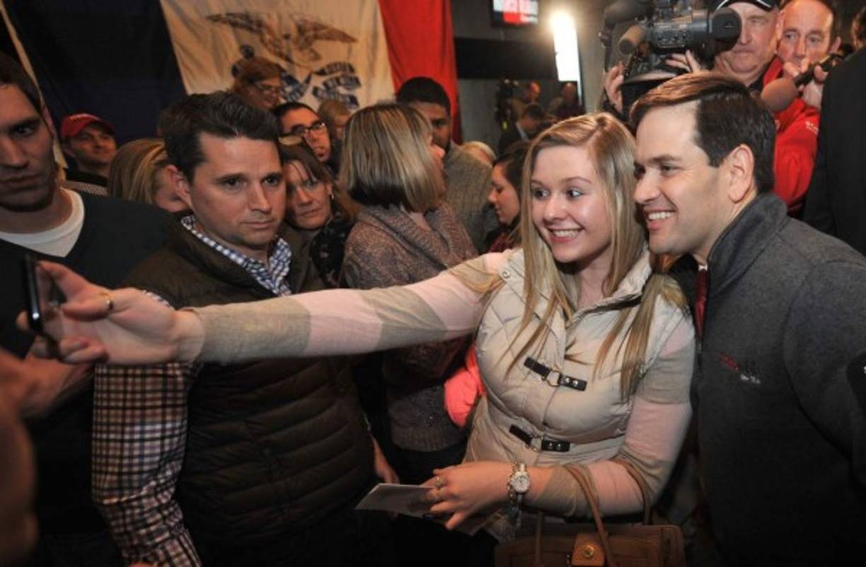 No podían faltar las selfies. Todas quieren una con Rubio, el apuesto senador de la Florida y el favorito del aparato del partido Republicano.