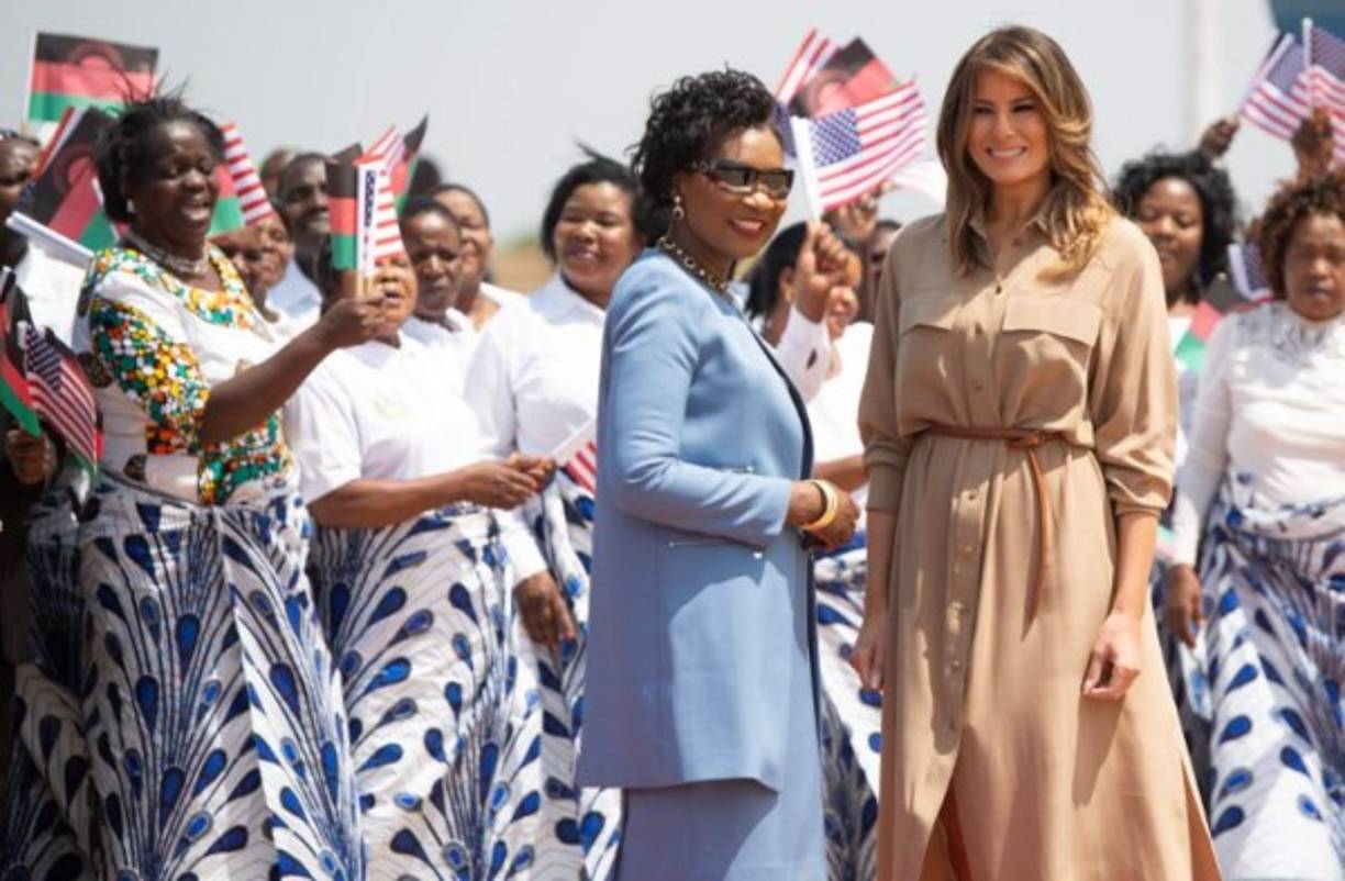 Melania aterrizó en el aeropuerto internacional Kamuzu, donde fue recibida por la primera dama de Malaui, Gertude Mutharika, y ambas asistieron a una ceremonia de bienvenida con bailarines, tambores y cientos de escolares que agitaban banderas de ambas naciones.