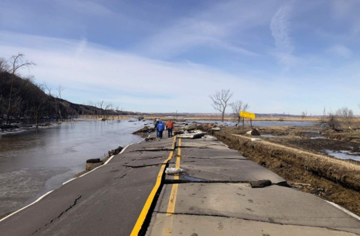 En Wisconsin, los caminos fueron cerrados y más de 200 personas tuvieron que ser evacuadas, según los funcionarios.