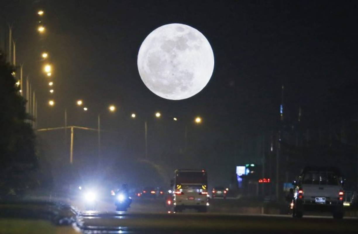 España. La luna más grande y brillante de 2017. <br/>La única Superluna del año se observó la madrugada de este lunes en varias partes del mundo. El satélite pudo verse un 14% más grande de su tamaño.