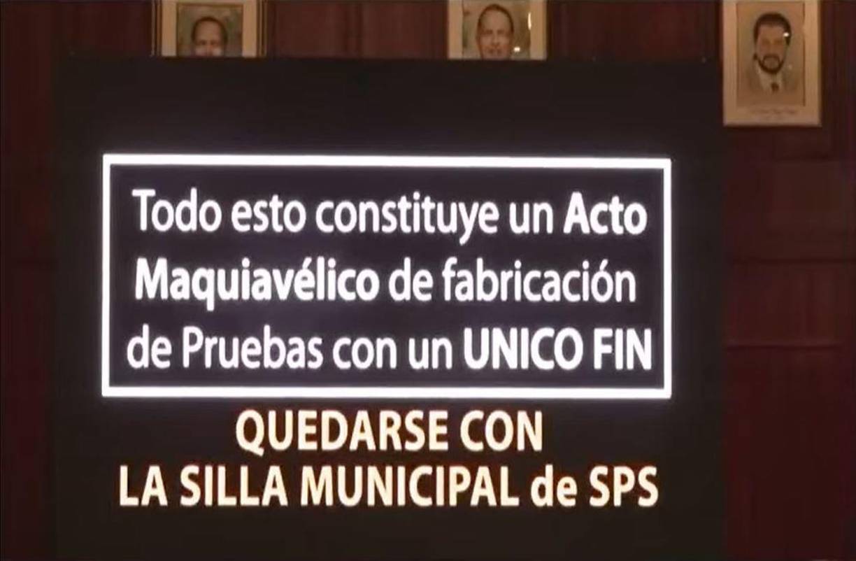 El material muestra que Menjívar acompañó a un testigo protegido que, según Contreras, fue manipulado para declarar en su contra.