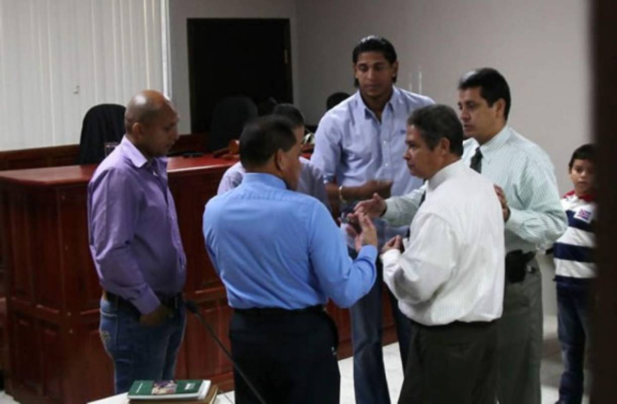 Amador se vio envuelto en una polémica con Carlo Costly, a quien demandó por 'difamación y calumnia'.