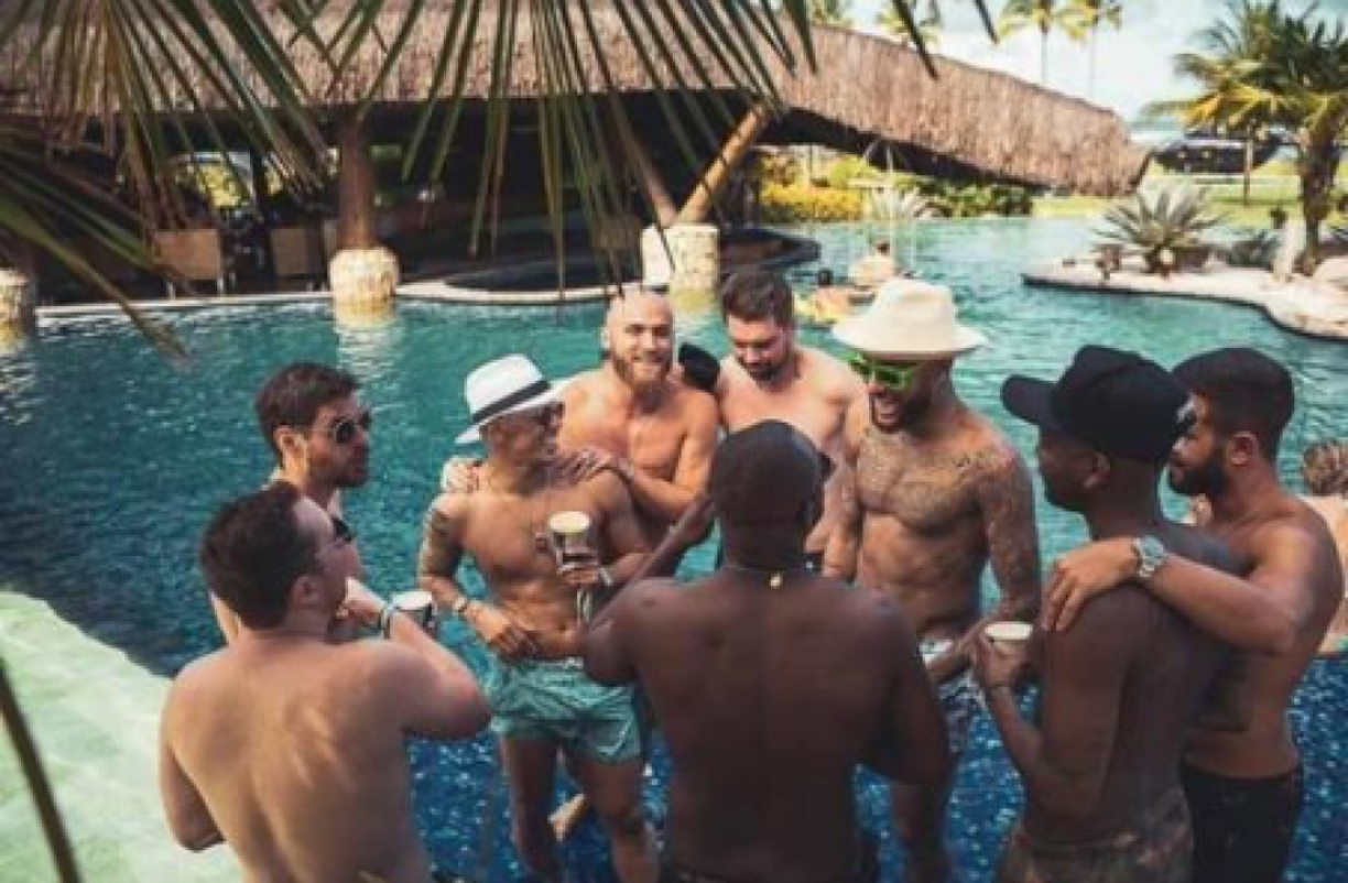Neymar es conocido por sus grandes fiestas, que también le han causado polémicas en su club.