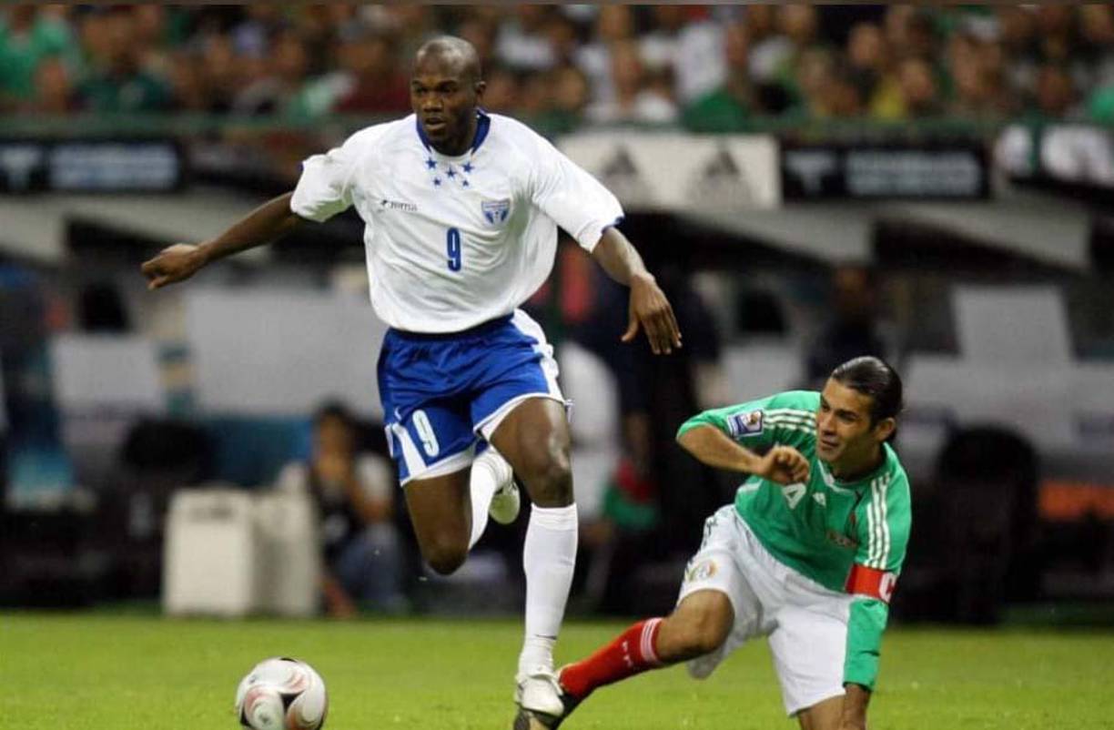 David Suazo: Completa el mejor 11 titular en la historia de Honduras. “La Pantera” fue mundialista en el 2010 y tuvo una enorme trayectoria en el extranjero.