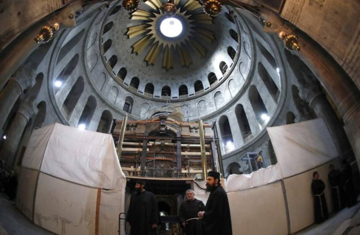'Bonifacio cubrió la tumba con la lastra actual', explicó el franciscano fray Artemio Vítores, quien fuera custodio adjunto de Tierra Santa y que agrega que, al mover la lastra, 'ahora se ha visto de nuevo la piedra original'.
