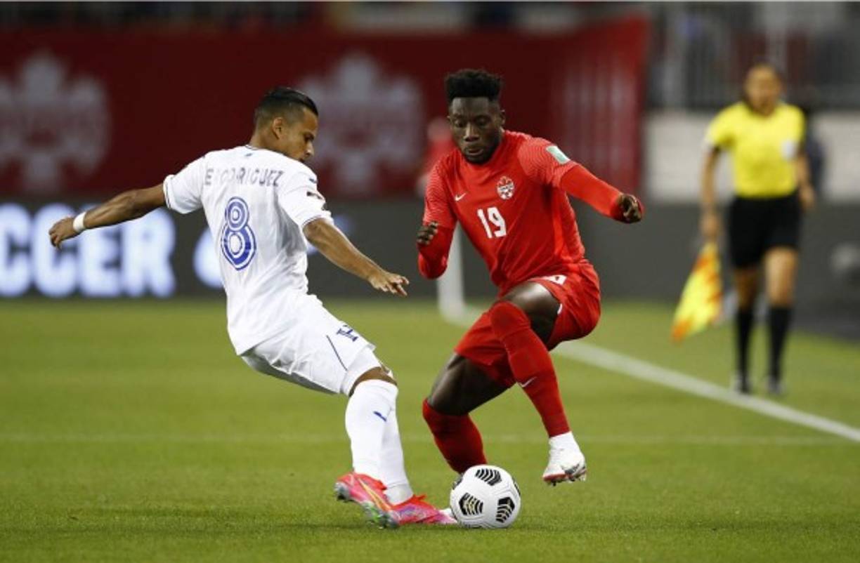 Edwin Rodríguez busca robarle la pelota al jugador más valioso de Canadá.