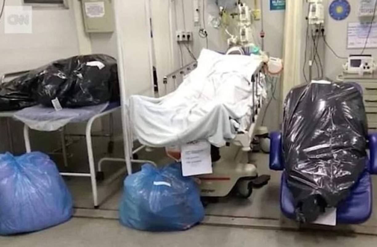 Brasil registró 259.105 infecciones en la última semana. Además, tuvo su segundo mayor registro de muertes semanales, con 7.005, poco por debajo del récord de 7.285 de la semana anterior. <br/><br/>Imágenes en redes sociales muestran el colapso de los hospitales donde los muertos son colocados en bolsas de basura a la par de los pacientes más graves por el coronavirus.