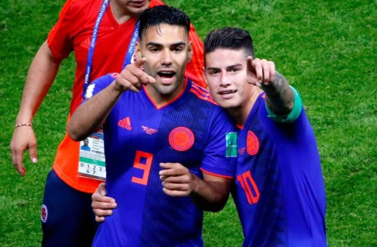 Falcao y James señalan donde estan sus familias en las gradas del estadio de Kazán. Foto EFE