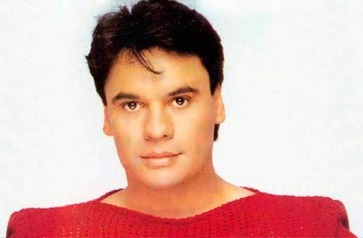 Sin foto, ni ceremonia, Alberto Aguilera Valadez, su nombre real, recibió un contrato a los 21 años de edad y entonces nació Juan Gabriel, nombre que usó en honor a su padre y a su maestro de la escuela que le ayudó a dejar atrás una vida de tragedias.<br/>