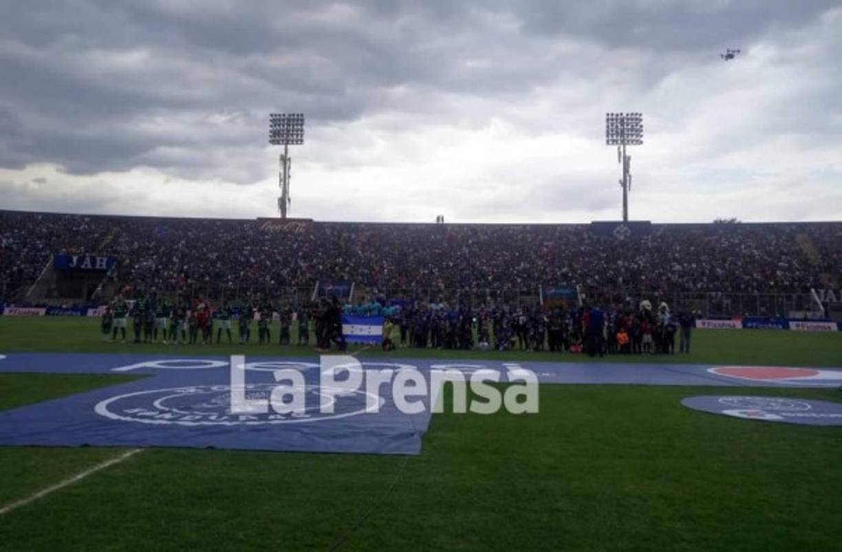 Una panorámica de los jugadores entonando el himno nacional de Honduras.