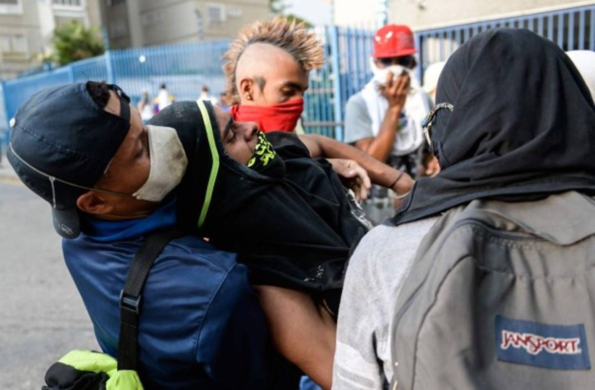 La oposición por su parte, reportó decenas de manifestantes heridos durante la fuerte represión de las fuerzas de seguridad bolivarianas.