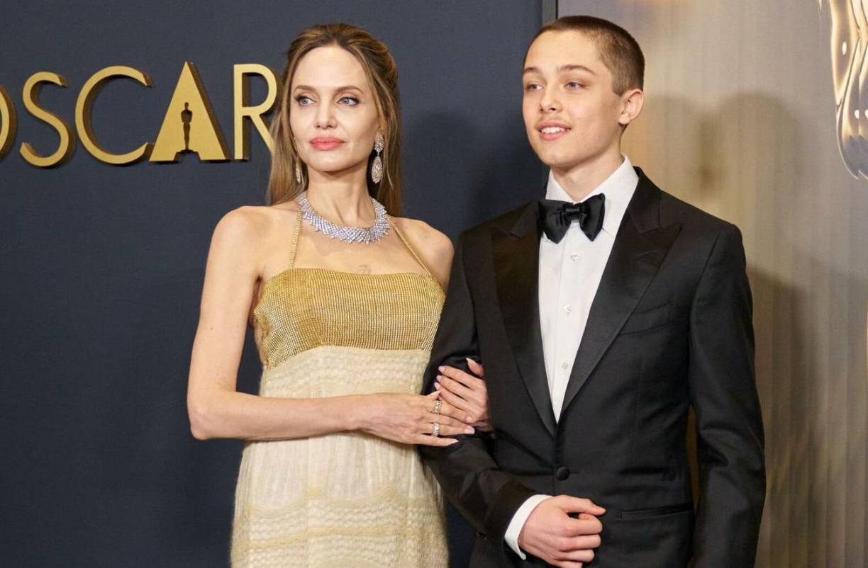 A diferencia de algunos de sus hermanos, quienes han aparecido más frecuentemente en eventos o redes sociales, Knox, el menor de los hermanos, junto a su melliza Vivienne, ha optado por una vida más reservada, lo que hace que su reciente reaparición haya sido aún más llamativa.