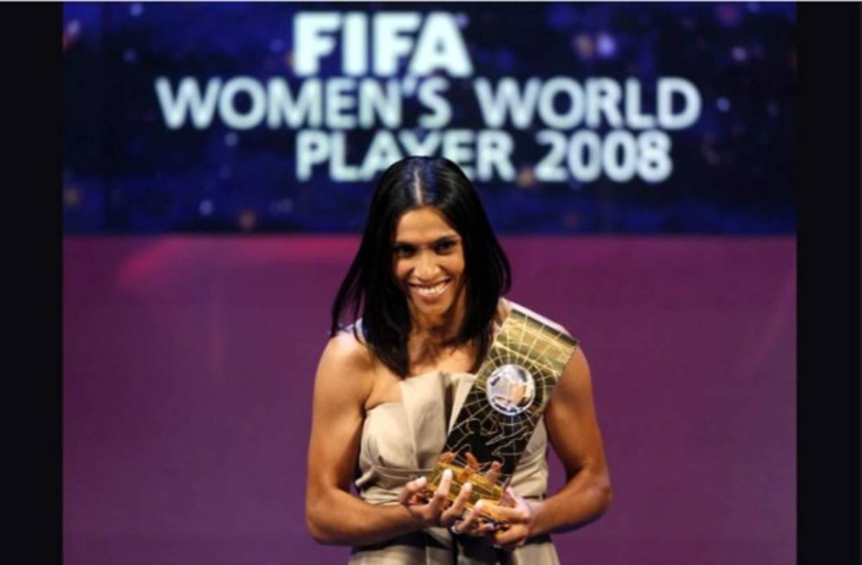 En la foto, Marta posa con el premio durante la gala de 2008.