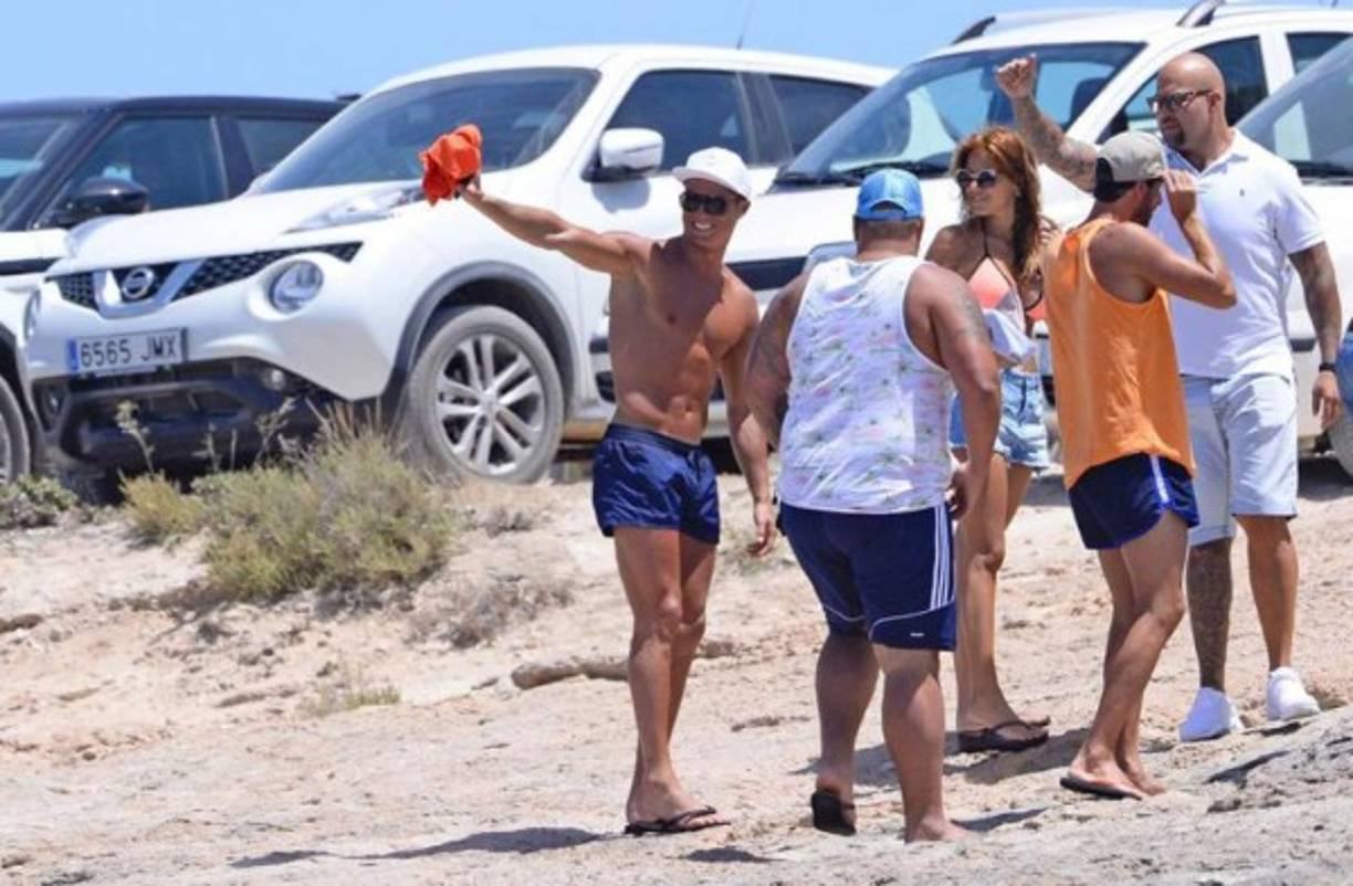 Cristiano mientras saludaba a uno de sus fans. FOTO GTRES.