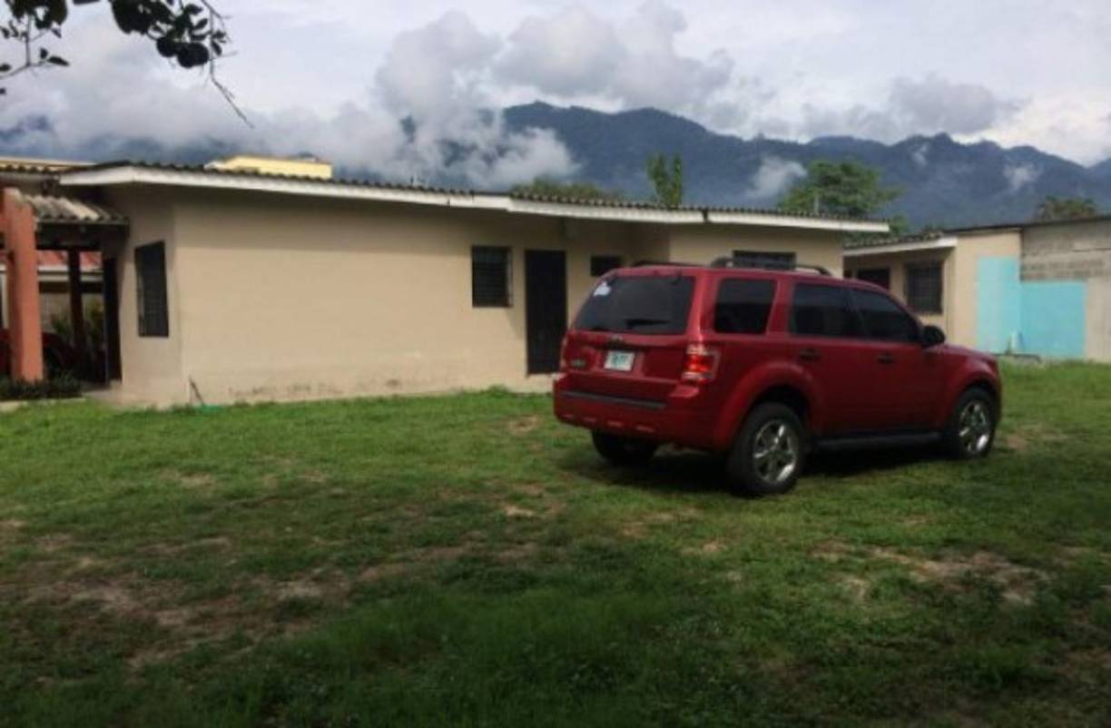 Uno de los vehículos asegurados en una de las propiedades allanadas en Yoro, Yoro.