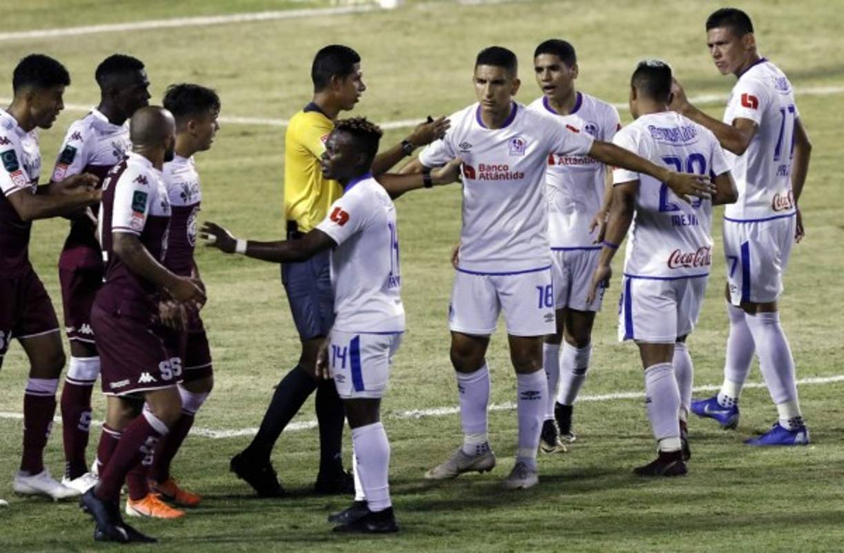 Una pequeña bronca se armó en la acción de la expulsión de German 'Patón' Mejía. Foto Neptalí Romero
