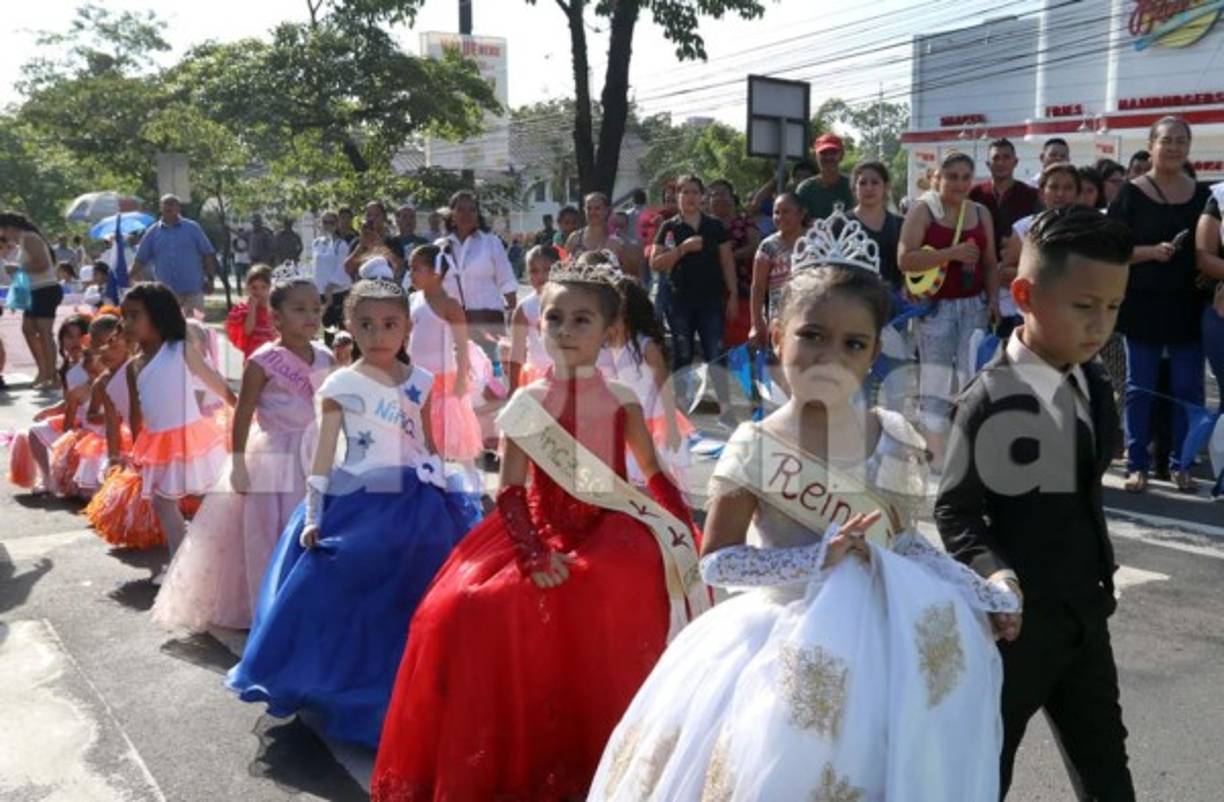 Las niñas y niños lucieron adorables y los padres no paraban de retratarlos con sus teléfonos.