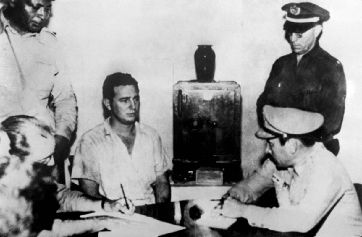 Foto tomada el 30 de julio de 1953. Fidel Castro dando su deposición al Coronel Chabiano, jefe militar del cuartel Moncada, el comandante José Izquierdo, Jefe de la Policía, en Santiago de Cuba. AFP