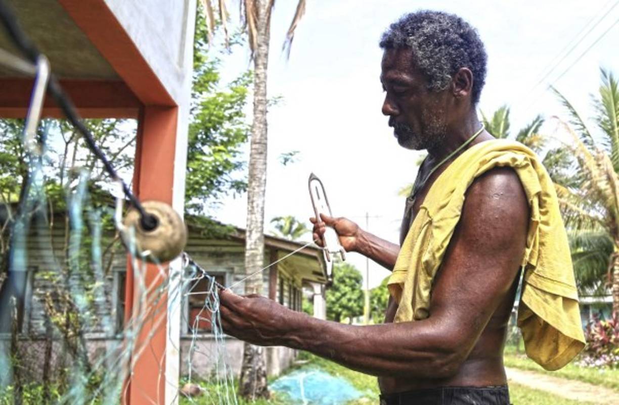 Los pescadores artesanales tejen hábilmente sus propias redes como lo muestra este nativo de Plaplaya. Fotos: Jordan Perdomo.