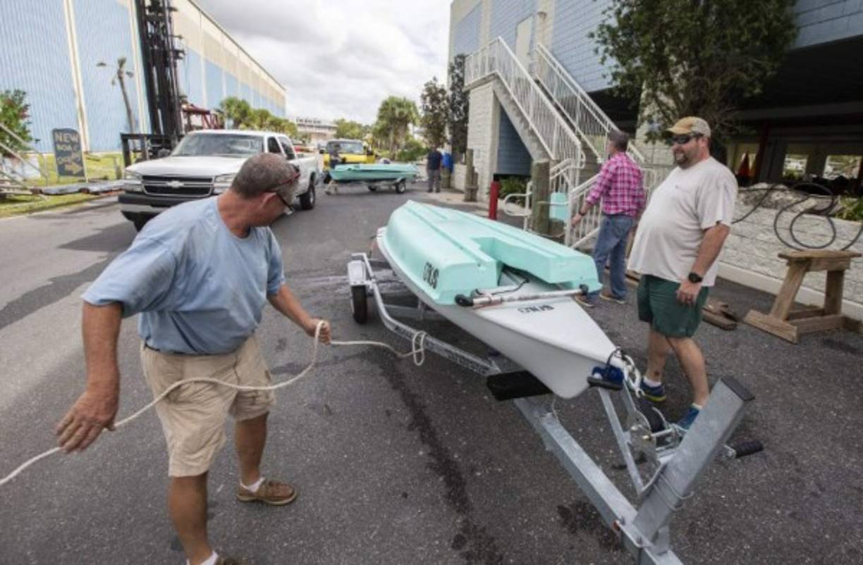 Entre los mayores peligros que entraña Michael para zonas pobladas esta la combinación de una fuerte marejada ciclónica con la marea, que puede provocar una subida del nivel del mar de hasta 12 pies (3,66 metros) y por consiguiente inundaciones en zonas costeras, advierte el NHC.