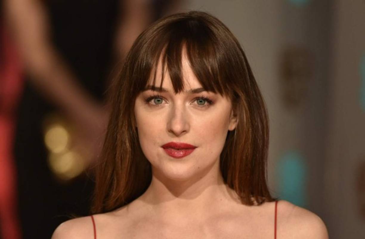 Dakota Johnson lució su cabello lacio. La actriz llegó vestida de Dior.