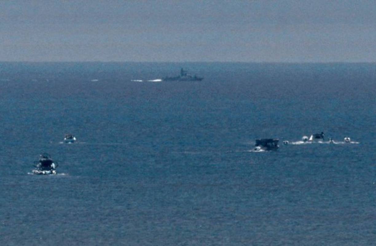 Luego, tropas israelíes se apoderaron de un barco con manifestantes palestinos, según denunciaron los organizadores, afirmando que el barco con una veintena de activistas a bordo iba a ser conducido al puerto israelí de Ashdod, cerca de Gaza.