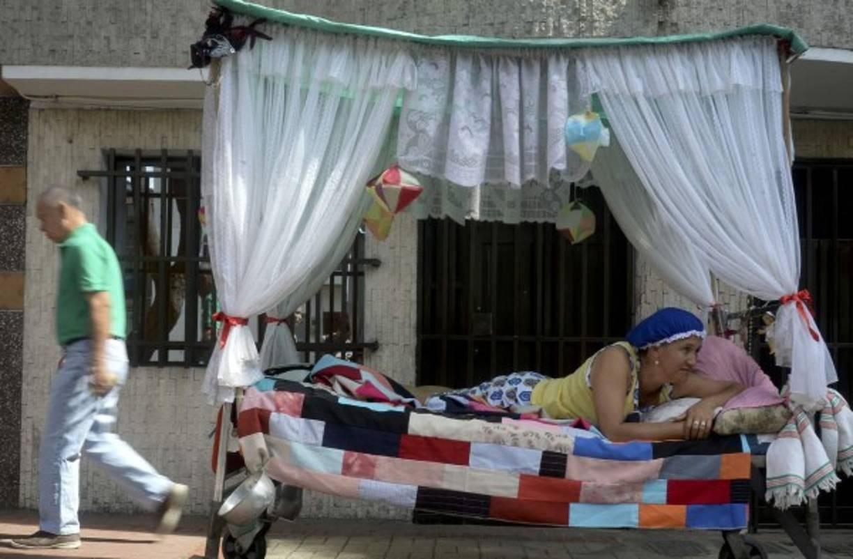 COLOMBIA. El día de los perezosos. Miles de personas, vestidas con sus pijamas, le rendieron ayer homenaje a la pereza en Itagüí. Foto: AFP/Raúl Arboleda