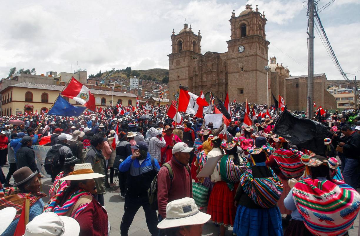 En las regiones de Puno, Huánuco, Tacna centenares de campesinos se movilizaron por las calles. En Lima, pequeñas marchas empezaron desde distintos puntos de cara a converger en un punto determinado de la capital para una marcha que debe recorrer unos 20 kms por la ciudad de 10 millones de habitantes. 