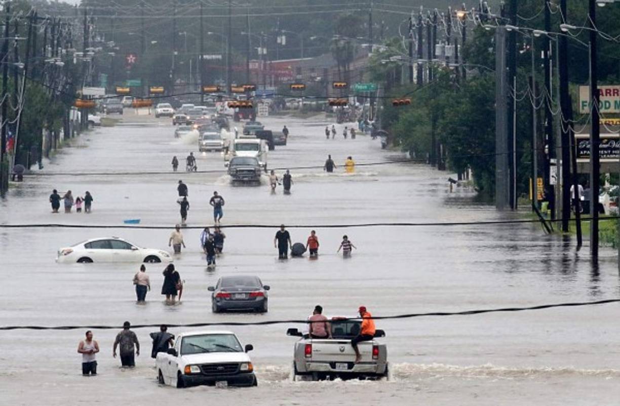 Las inundaciones sin precedentes provocadas por la tormenta Harvey, que ha causado al menos seis muertos, aisló parcialmente a Houston, la cuarta ciudad más grande de Estados Unidos, con el cierre de dos aeropuertos y el corte de sus principales vías.