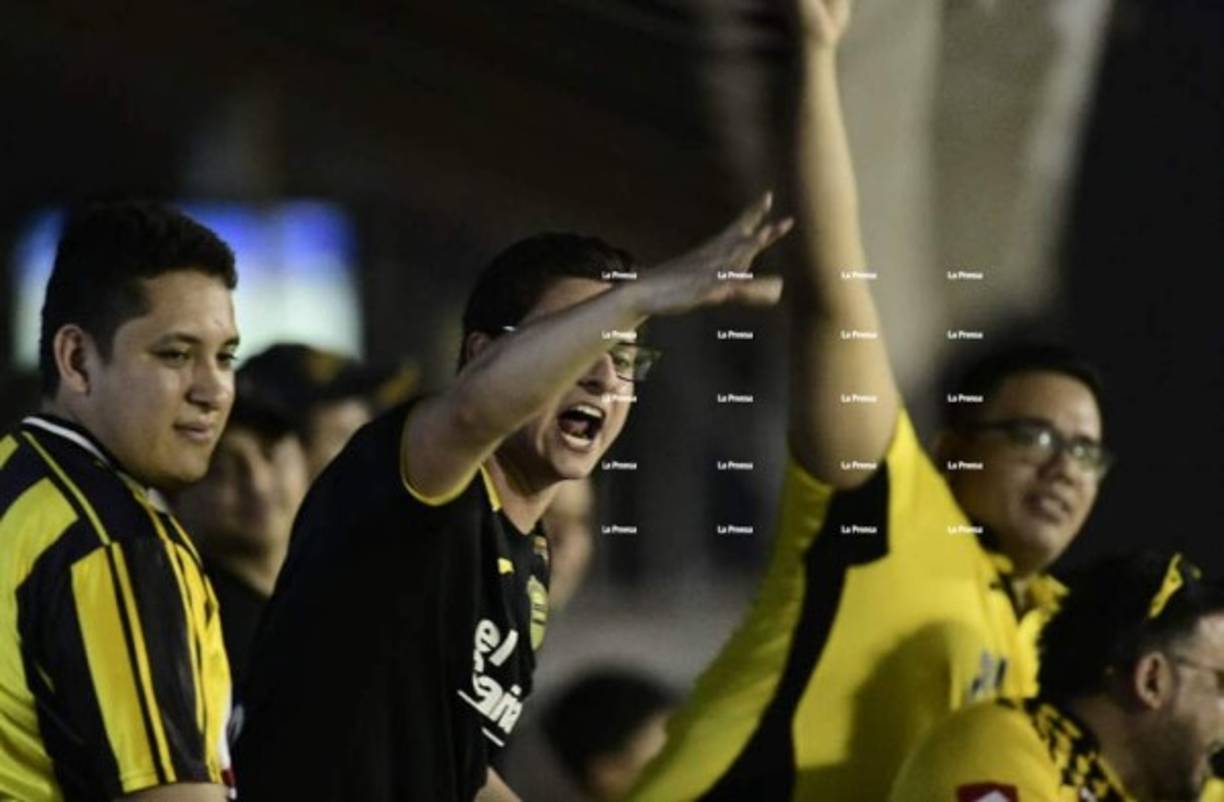 La desesperación se hizo evidente en la afición del Real España tras el 1-2 que anotó el delantero Meléndez de la UPN.