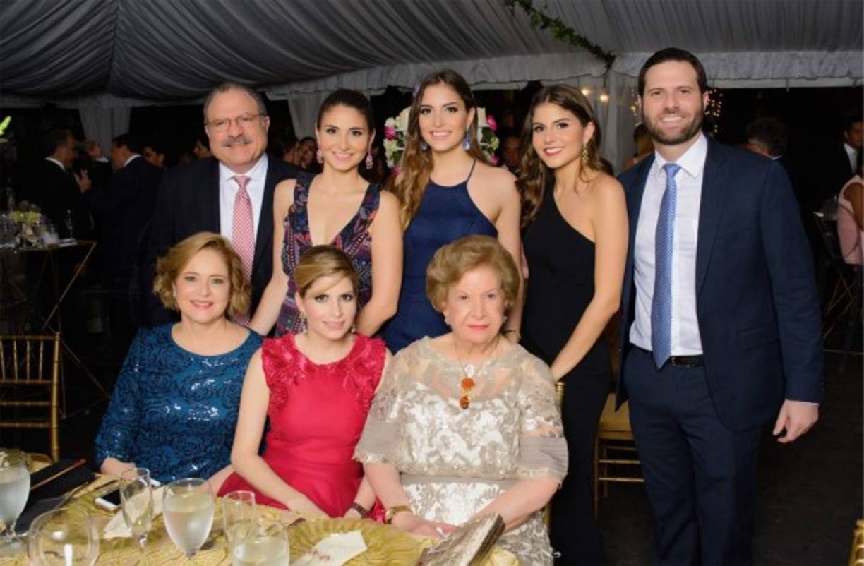 Jacobo, Isabella, Gabriela, Claudia, Jacobo, Claudia, Adriana y Julieta Kattán.