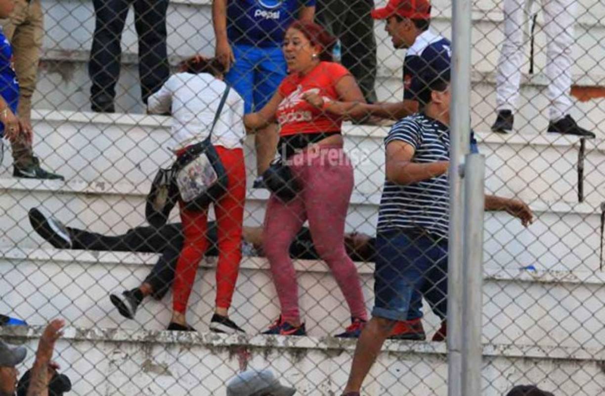 La persona herida discutió con otro aficionado y terminó rodando por las gradas del estadio Nacional.
