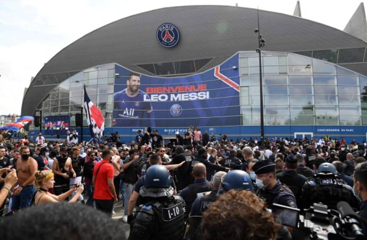 Miles de aficionados del PSG han invadido las calles de París por el fichaje de Messi.