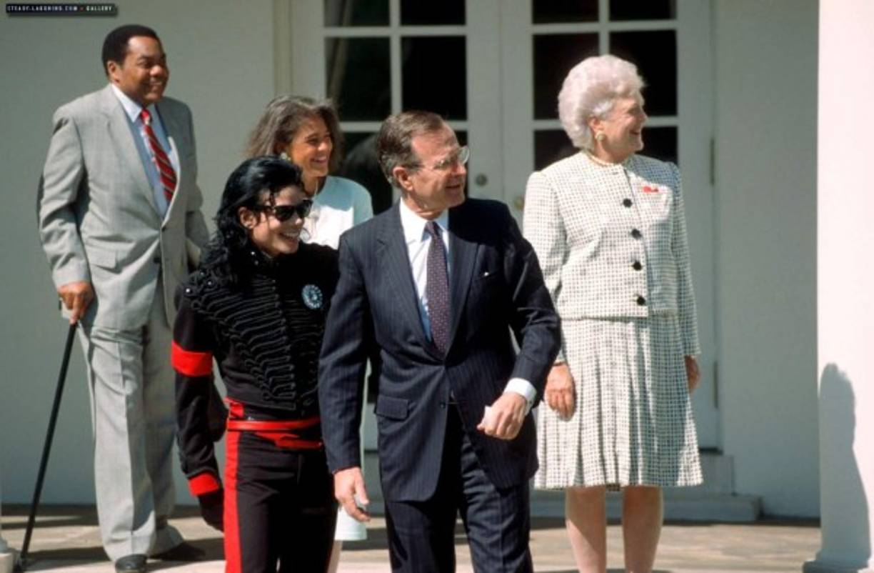 35. En 1990, George Bush (padre) le recibió en la Casa Blanca. Había sido nombrado 'Animador de la Década' ni más ni menos que por la 'Asociación de amigos del Museo de los niños'. <br/><br/>36. En casa de Michael Jackson hay una habitación íntegramente dedicada a la actriz Liz Taylor. Carteles, fotos y un maniquí decoran la estancia. Sus películas son proyectadas constantemente.<br/><br/>37. En 1993, fue denunciado por el cantante italiano Al Bano, por considerar al tema Will you be here? un plagio de su tema I cigni di Balaka. <br/>