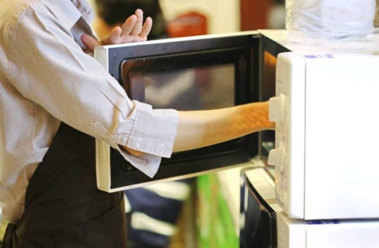 ¿Por qué no debemos meter envases de plástico en el microondas? Los envases de plástico, conocidos como tapers, son recipientes con un cierre hermético que se utilizan para almacenar y conservar alimentos, tanto en la nevera como en el congelador. Y si se emplean para descongelar o calentar alimentos en el microondas, hay que asegurarse de que son aptos para ello.