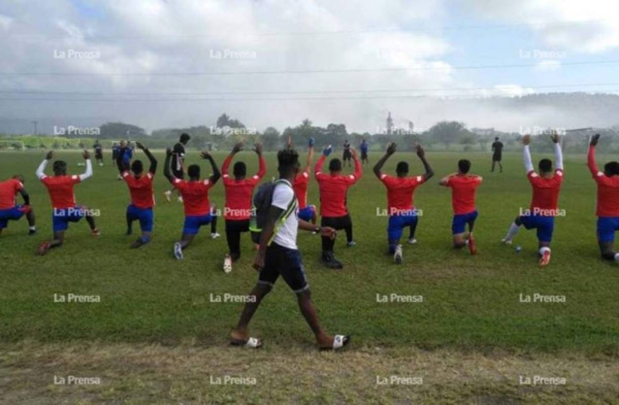 Momento en que Paul Suazo abandonaba el entreno del Olimpia, mientras sus compañeros realizaban sus respectivos trabajos.