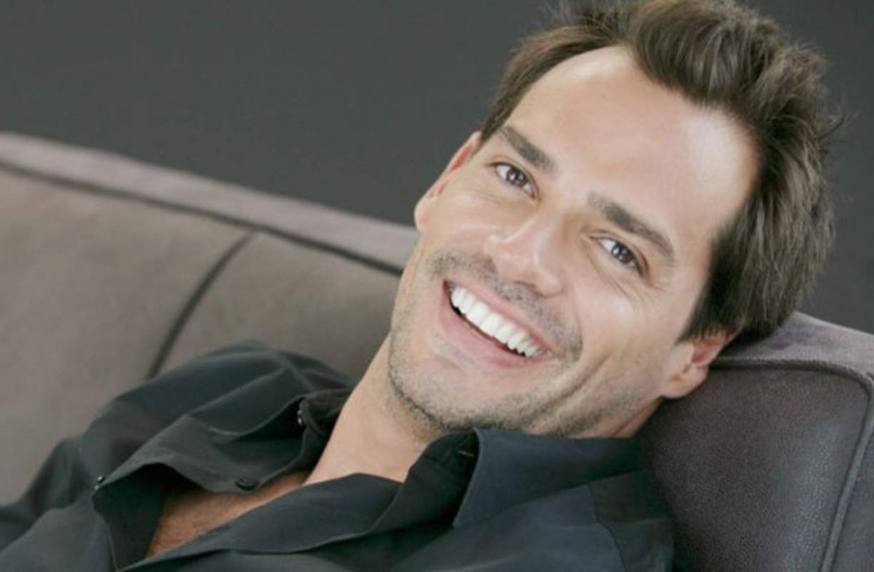 De la Fuente inició su carrera en Chile con pequeñas actuaciones en series y telenovelas.