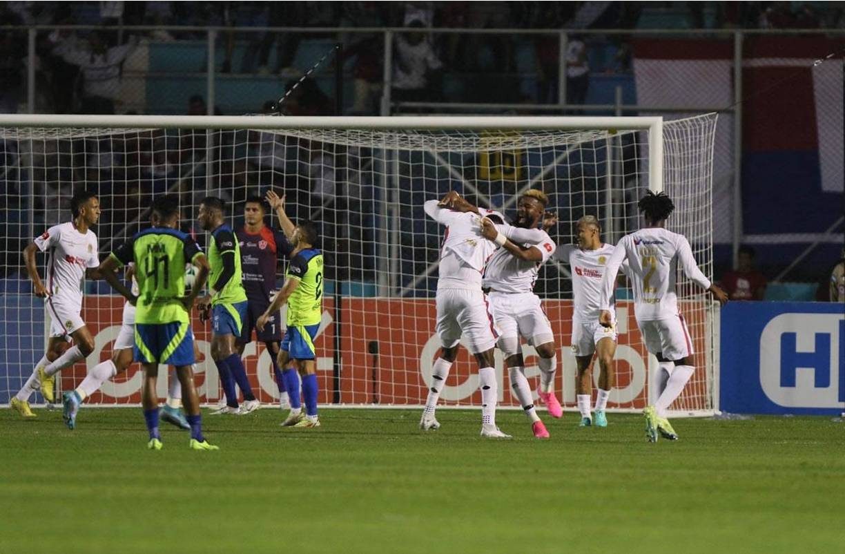 Jorge Benguché casi le arranca la camiseta a Yustin Arboleda en la celebración del segundo gol del colombiano.