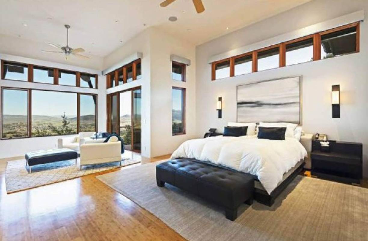 Ocho años lleva <b>Michael Jordan</b> intentando vender su impresionante mansión en Chicago. Es considerada como la “casa maldita” ya que no encuentra comprador.