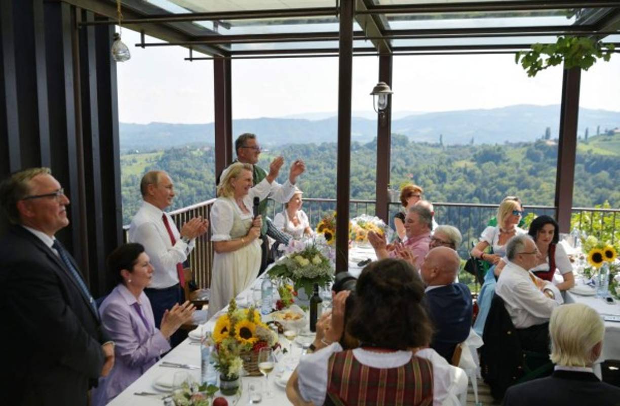 'Una boda es algo privado. Sin embargo, sobra decirlo: si usted invita a Vladímir Putin a su boda, ya no es neutral. A partir de ahora, Austria no puede ser un mediador en Ucrania', escribió en un tuit la presidenta del comité de Política Exterior del Parlamento ucraniano, Hanna Hopko, poco después de que se anunciara el pasado miércoles la visita del dirigente ruso.
