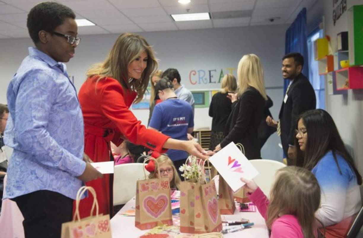 La exmodelo realizó manualidades con los pequeños pacientes y charló con algunos de los padres que acudieron a la cita.